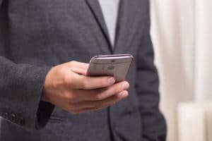 Sender du også tit en SMS eller mail i stedet for at ringe? Så læs med her, for dit valg af kommunikationsmiddel kan påvirke dit budskab mere, end du er klar over.