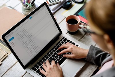 Kvinde-tjekker-e-mail