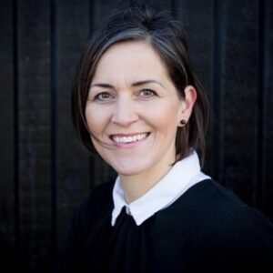 Tillægsord kan let gøre din tekst utroværdig. Se et konkret eksempel på, hvordan du bruger tillægsord overbevisende.